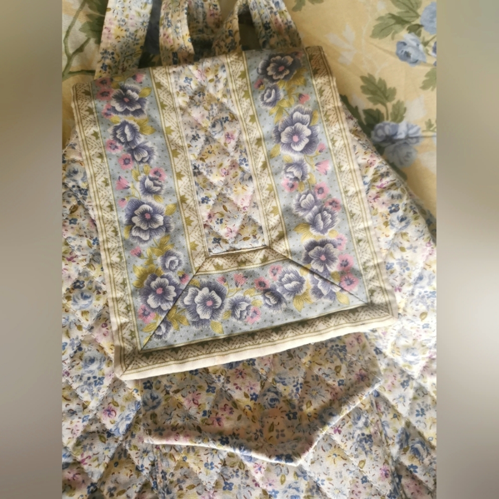 Floral Quilted Backpack - Picture 5 of 7